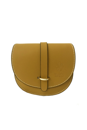 Pologul'atá malá kožená kabelka - poštárka možno nosiť cez rameno aj ako crossbody zavesená na retiazke retiazka v