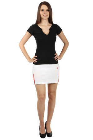 Pohodlná športová sukňa s farebnými pruhmi. Zdobený malým obrázkom v prednej časti. V pase zaväzovanie na šnúrku.