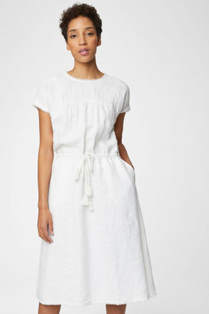 Krásne biele dámske šaty s krátkym rukávom ako stvorené na leto jednofarebné prevedenie voľnejší strih v príjemnej