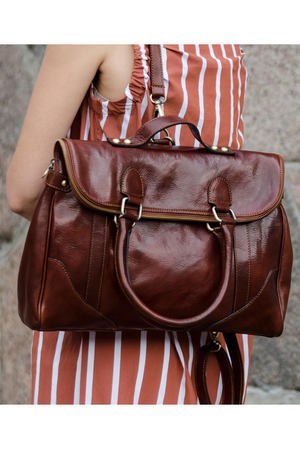 Dámsky kožený batoh z luxusnej rady Premium. Multifunkčný batoh poslúži aj ako pohodlná kabelka do ruky, elegantná