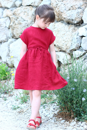 Autorské dievčenské šaty Lotika sú navrhnuté a ušité v Podkrkonošiu s láskou k prírode aj deťom. Vaše dievčatko
