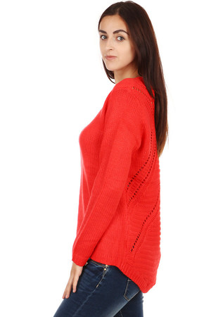 Pohodlný dámsky pletený svetrík s ornamentami na chrbte. Príjemný teplý materiál. Materiál: 80% bavlna, 20%