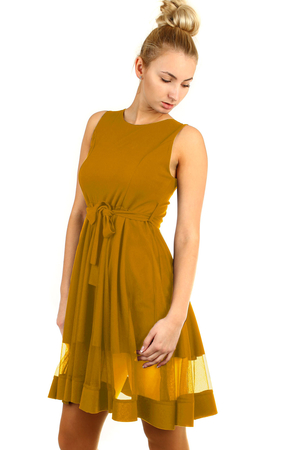 Dámske krátke spoločenské šaty. dvojvrstvový vzhlad s priehladnou časti na sukni s tylovou sukňou v áčkovom strihu