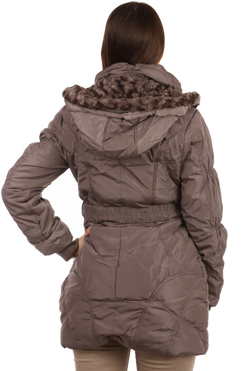 Zimná prešívaná bunda s pásikom aj pre plnoštíhle