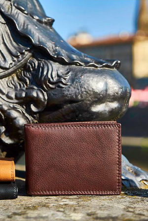Malá kožená peňaženka naozaj drobná zmestí sa takmer do každého vrecka alebo priehradky v prednej časti vyrazený