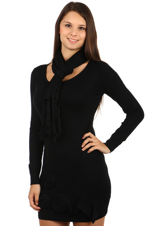 Módny sveter s aplikáciou a šálom (dĺžka 146 cm). Materiál: 83% polyester, 17% elastan