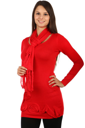 Módny sveter s aplikáciou a šálom (dĺžka 146 cm). Materiál: 83% polyester, 17% elastan