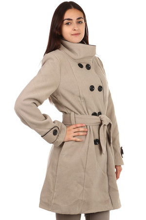 Dlhší kabát s kontrastným lemovaním a dvojardovými gombíkmi v svetlo béžovej farbe. Má zapínanie na gombíky a