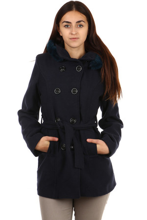 Flaušový dámsky kabátik s kožušinovou kapucňou a so stojačikom, je vhodný aj pre plnoštíhlé. Má vrecká a