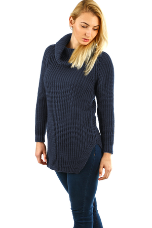 Pletený jednofarebný sveter s rolákom, dlhšieho strihu, na bokoch s elegantnými, decentnými rozparkami. Model je z