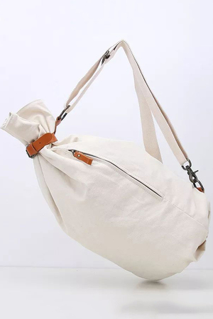 Plátený batoh v army štýle vrecovitý tvar uzatváranie na patenty, poistené koženým pásikom a prackou vo vnútry