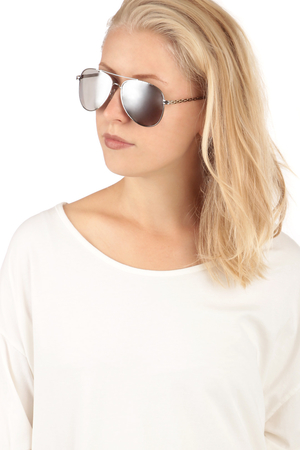 Štýlové slnečné okuliare Pilot s tenkými obrúčkami. Dodávané s rôznofarebnými sklami s UV filtrom. Pre pohodlné