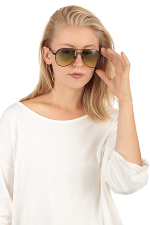 Štýlové slnečné okuliare Pilot s tenkými obrúčkami. Dodávané s rôznofarebnými sklami s UV filtrom. Pre pohodlné
