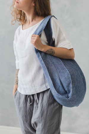 Nákupná l'anová taška v minimalistickom designu je slušivá a praktická zároveň skladná, ale priestranná zložená