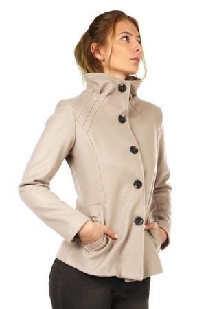 Prechodový dámsky krátky kabát vhodný na jeseň alebo jar vypasovaný kratší strih zapína sa gombíkovou légou
