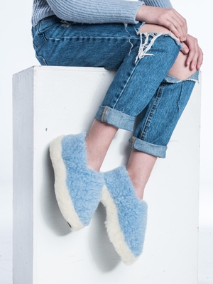 Svetlomodré nízke hrejivé papuče pre celú rodinu protišmyková podrážka kombinácija modrej a krémovej farby