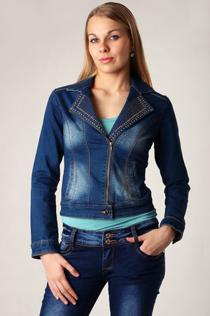 Džínsová dámska bunda s cvokmi. Strihom podobná saku. Vhodná na jar, leto a jeseň. Materiál: 98% bavlna, 2% elastan