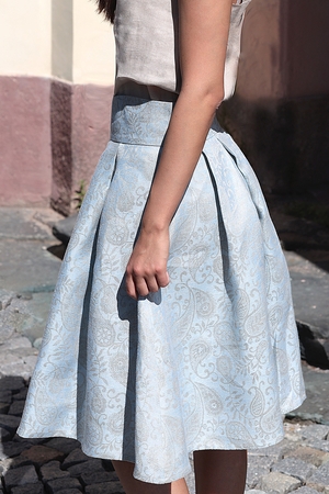 Dámska skladaná 100% l'anová sukňa je pre Vás navrhnutá a ušitá s láskou a starostlivosťou v českom Podkrkonoší.