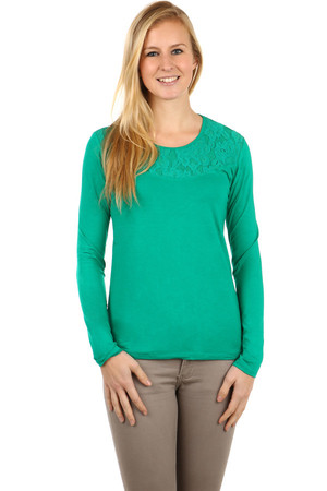 Elegantné dámske tričko s čipkovou aplikáciou. Materiál: 95% bavlna, 5% elastan