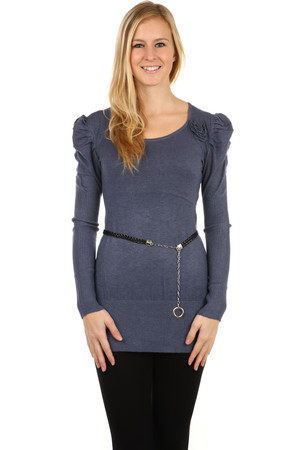 Extravagantný sveter s brošňou a naberanými rukávmi. Materiál: 50% viskóza, 40% modal, 10% elastan
